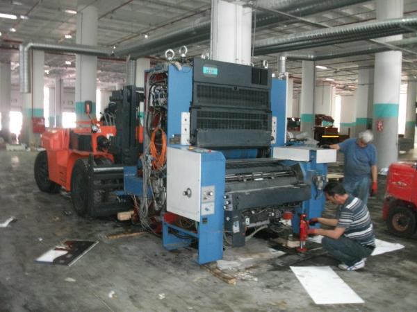 10 tonluk forklift KBA makinası taşırken.