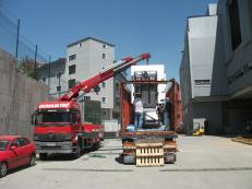 18 ton olan makinan&#305;n t&#305;r&#305;n &#252;st&#252;nden atlat&#305;lmas&#305;.