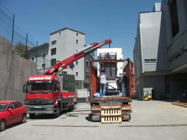 18 ton olan makinanın tırın üstünden atlatılması.