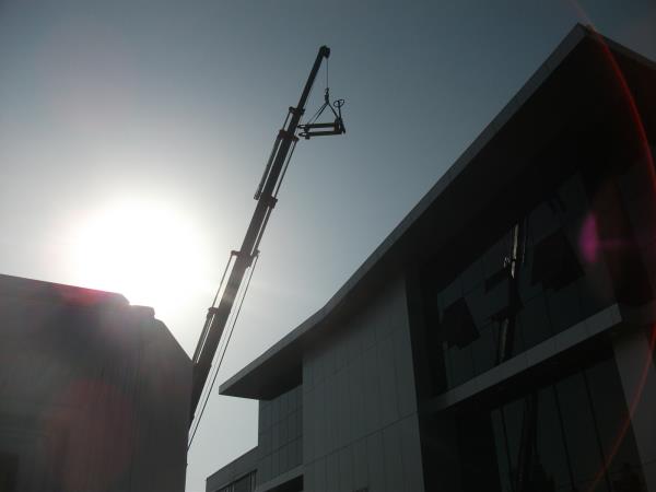 Çatıdan komprösörlerin alınması.