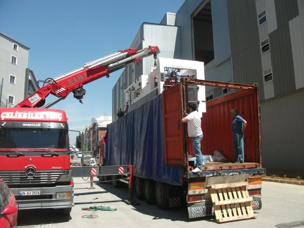 Conteyır la gelen 18 ton kesim makinasının indirilmesi.