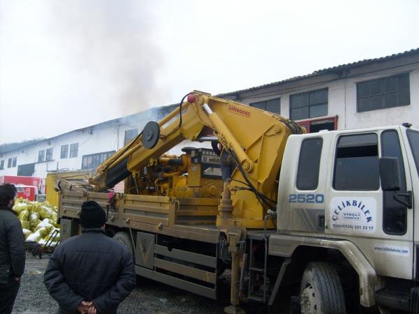 20 tonluk vinç ile jeneratör taşınması.