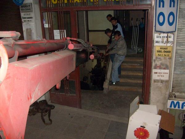 Cağoğlunda bodrum kattan makina çıkarılması.
