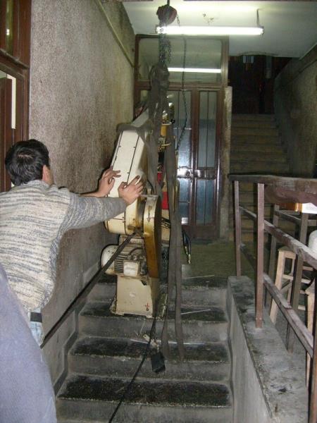 Cağoğlunda bodrum kattan makina çıkarılması.