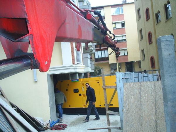5 tonluk vinç ile aksa jenaratör indirilmesi.