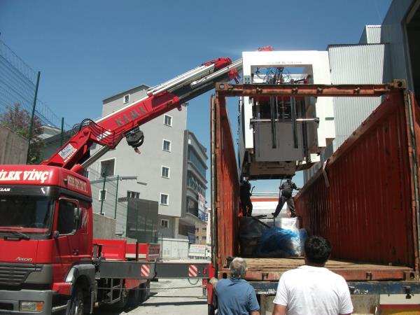 18 ton olan makinanın tırın üstünden atlatıması.