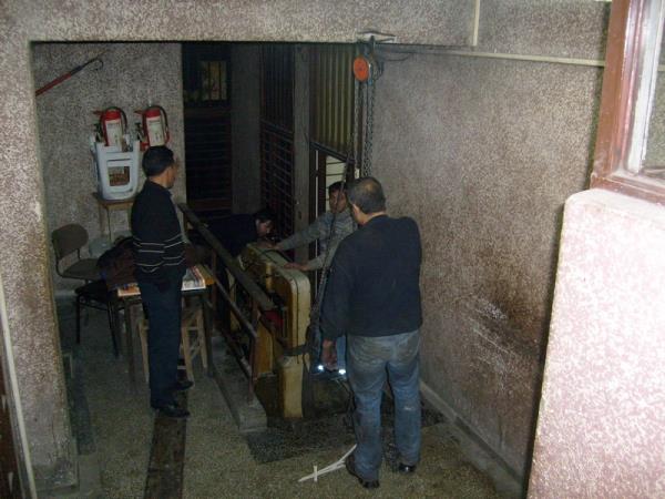 Cağoğlunda bodrum kattan makina çıkarılması.