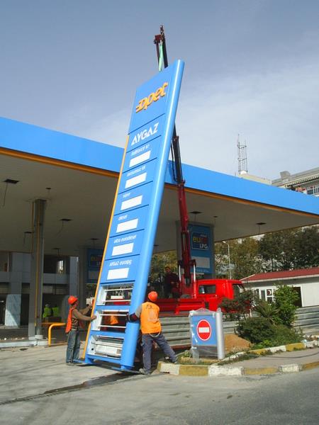 Vinç ile opet tabela montajı.