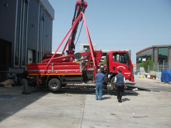 5 tonluk vinç kaldırılması.