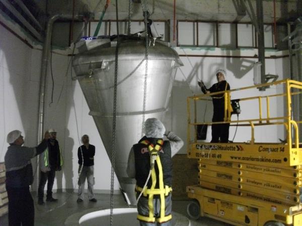 IFF ARAOMA FABRİKASINDA MİKSERİN CARASKAL LA DİKİLMESİ.