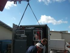 Contey&#305;rdan kutu yapma makinas&#305;n&#305;n &#231;&#305;kar&#305;lmas&#305;.