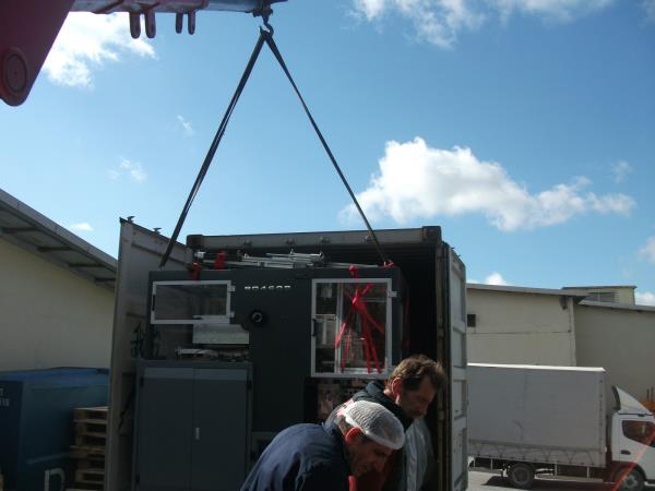 Conteyırdan kutu yapma makinasının çıkarılması.