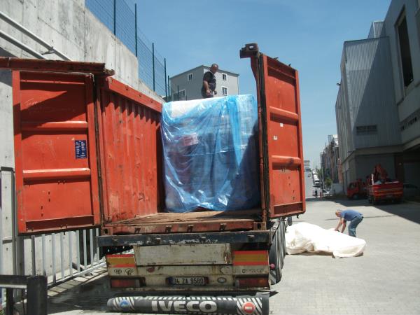 Çin den gelen 80x110 kesim makinasının indirilmesi