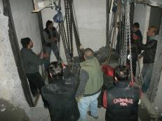 Emar &#305;n indirilmesi i&#231;in ekip caraskallar&#305;n ba&#351;&#305;nda.